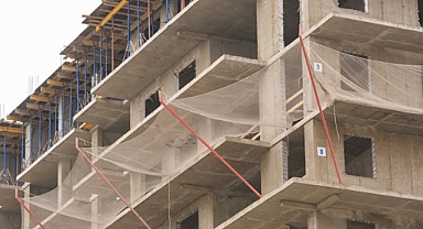 Apartmanın 4. katından düşen çocuk ağır yaralandı