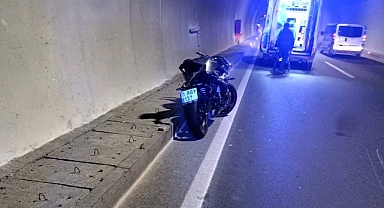 Tünelde kamyonete çarpan motosikletin sürücüsü yaralandı
