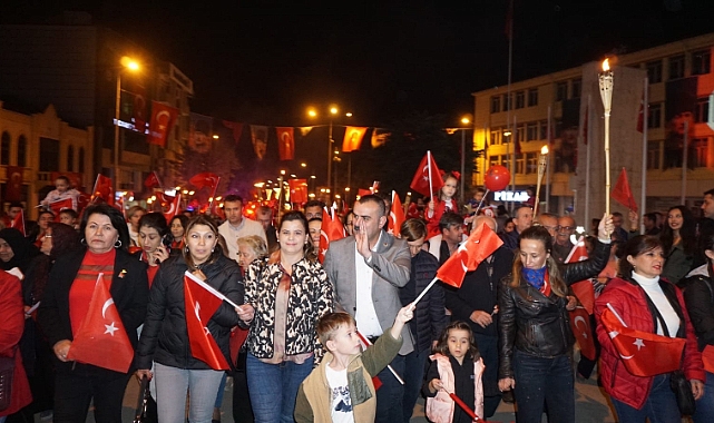 Uzunköprü’de Cumhuriyet Coşkusu Fener Alayı İle Taçlandı