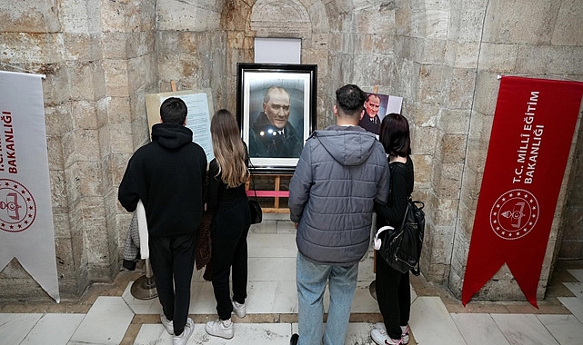 Anıtkabir'de Ziyarete Açılan Tarihî Atatürk Portresinin Orijinali, Yoğun İlgi Görüyor