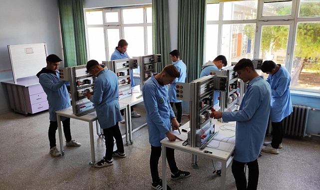 Başarılı Liseye 750 Bin TL’lik Materyal Desteği