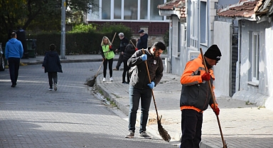 Belediye’den “Evinin önünü süpüren vatandaşa teşekkür”