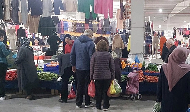 Çarşamba Pazarında Kuru Kalabalık...