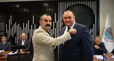 Fatih Manga’ya Meclis Üyesi Rozetini Başkan Martin Taktı