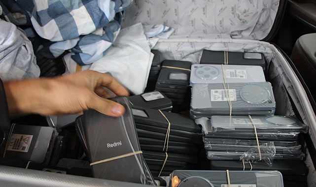 Lüks Otomobilde 800 Cep Telefonu Ele Geçirildi