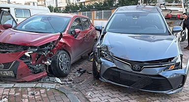 İki Otomobil Çarpıştı, 1'i Çocuk 3 Kişi Yaralandı!