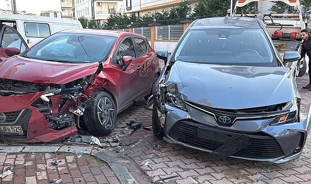 İki Otomobil Çarpıştı, 1'i Çocuk 3 Kişi Yaralandı!