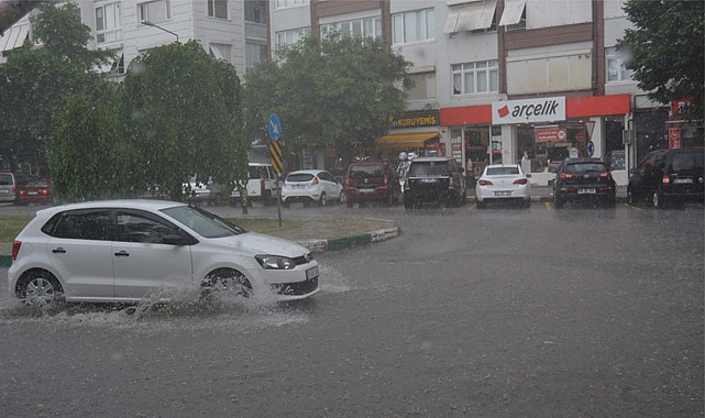 Kırklareli'de Sağanak Yağmur Etkili Oluyor