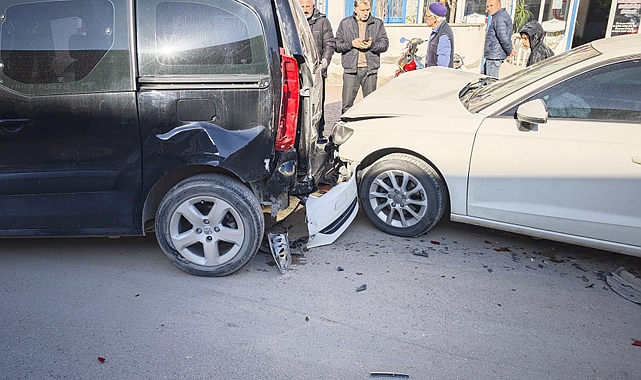 Park Halindeki Araçlara Çarpan Otomobil Sürücüsü Yaralandı