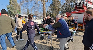 SON DAKİKA: Otomobil ile Kamyonet Çarpıştı: 3 Yaralı
