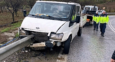 Bariyere Çarpan Kamyonetteki 1 Kişi Yaralandı