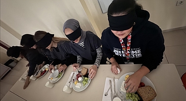 Görme Engellileri Anlamak İçin Gözlerini Bağladılar