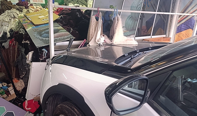 Kontrolden Çıkan Otomobil İş Yerine Girdi