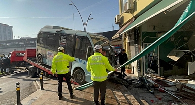 Son Dakika: Minibüsün İş Yerine Girdi,1'i Ağır 3 Yaralı