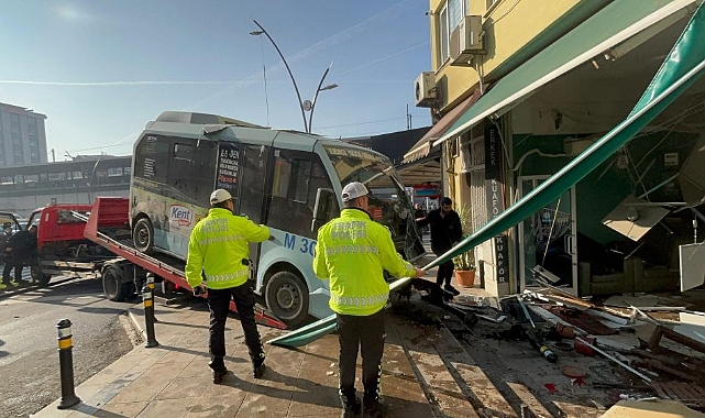 Son Dakika: Minibüsün İş Yerine Girdi,1'i Ağır 3 Yaralı
