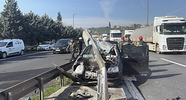 Son Dakika: Otomobil Bariyerler Çarptı, Yaralılar Var