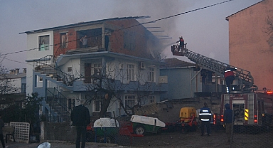 Çatıda Çıkan Yangın Paniğe Sebep Oldu