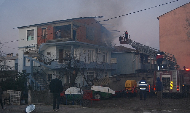 Çatıda Çıkan Yangın Paniğe Sebep Oldu