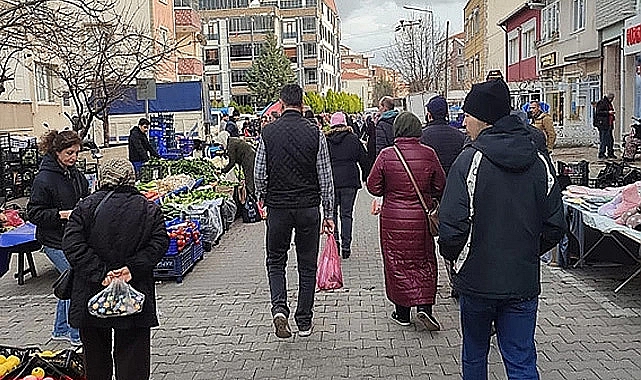 Cumartesi Pazarında Kışın Vazgeçilmezleri Yoğun İlgiyle Satıldı