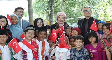 Emine Erdoğan, Endonezya'da Yunus Emre Enstitüsünü ziyaret etti
