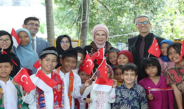 Emine Erdoğan, Endonezya'da Yunus Emre Enstitüsünü ziyaret etti