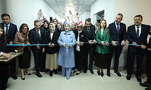 Emine Erdoğan, Şule Yüksel Şenler'in isminin verildiği Karakuyu Ortaokulu'ndaki kütüphanenin açılışına katıldı