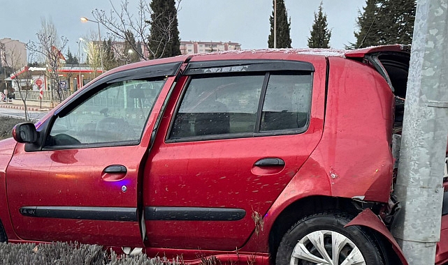 Kontrolden Çıkan Otomobil, Refüje Çarpıp Aydınlatma Direğine Çarptı