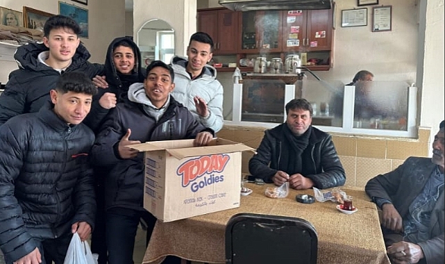 Öğrencilerden Vatandaşlara Kandil Simidi İkramı