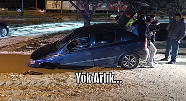 ŞOK!!! İçme Suyu Hattı Patladı, Otomobil Çukura Düştü