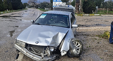 Son Dakika: Otomobilin Trafik Lambasına Çarptı: 1 Yaralı