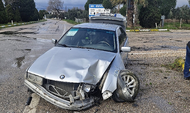 Son Dakika: Otomobilin Trafik Lambasına Çarptı: 1 Yaralı