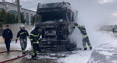 Son Dakika: Park Halindeki Tır Alevler İçinde Yandı