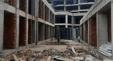 Son Dakika: Üzerine İnşaat Kalıbı Düşen İşçi Ağır Yaralandı