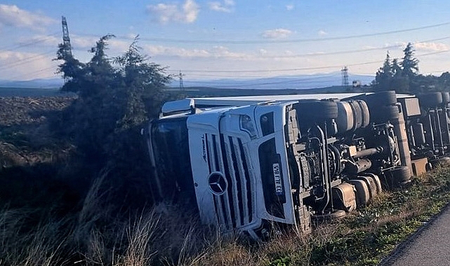 Tır Şarampole Devrildi, Trafik Durma Noktasına Geldi