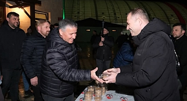 Başkan Bulut, Teravih Namazı Sonrası Hemşehrilerine Helva İkramı Yaptı