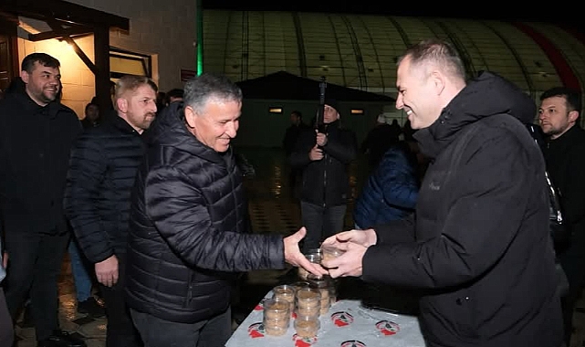 Başkan Bulut, Teravih Namazı Sonrası Hemşehrilerine Helva İkramı Yaptı