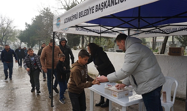 Belediyeden Mezarlık Ziyareti Yapan Vatandaşlara İkram
