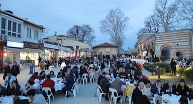 Edirne Belediyesi’nin İftarına Yoğun Katılım