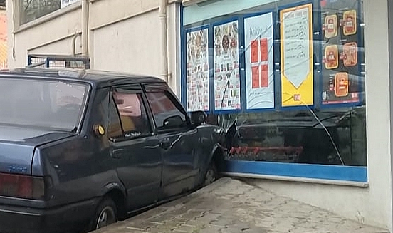 Kontrolünü Kaybetti Market Camına Daldı