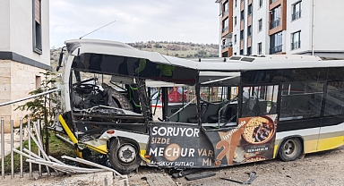 Şok! Otobüs İstinat Duvarını Aştı,Site bahçesine Düştü: Şöför Ağır Yaralandı...