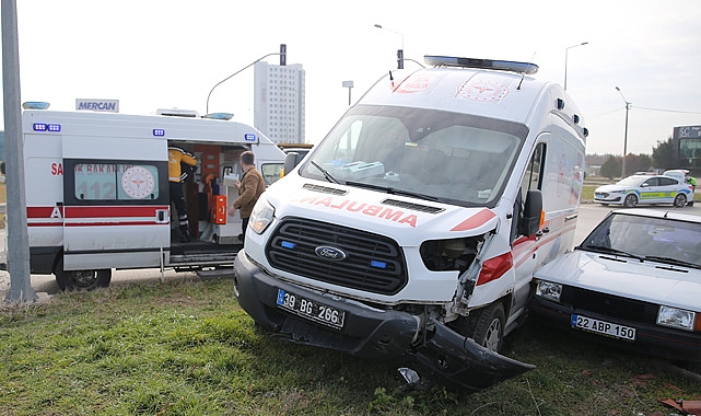SON DAKİKA! Ambulans ve Otomobil Çarpıştı, 2 Kişi Yaralandı