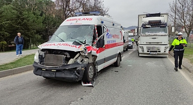 Son Dakika: Ambulansla Kamyon Çarpıştı 2 Yaralı