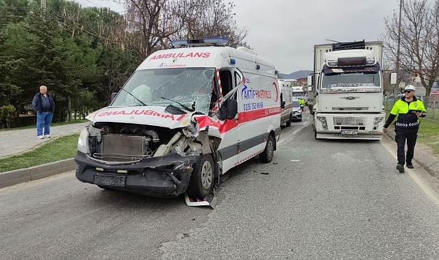 Son Dakika: Ambulansla Kamyon Çarpıştı 2 Yaralı