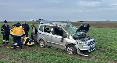 Son Dakika:Hafif Ticari Araç Devrildi,4 Kişi Yaralandı