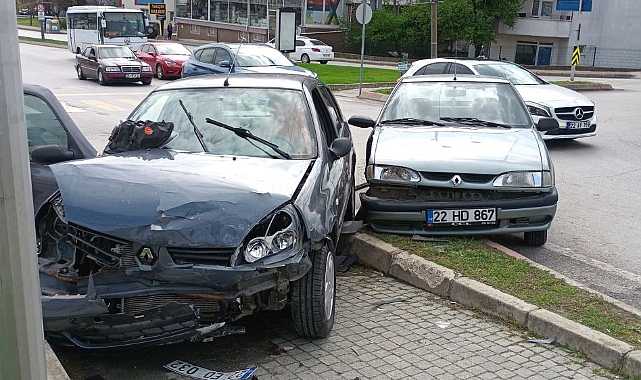 SON DAKİKA: İki Otomobil Çarpıştı,3 Yaralı...