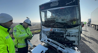 Son Dakika: İşçi Servisi İle Tır Çarpıştı, Yaralılar Var...