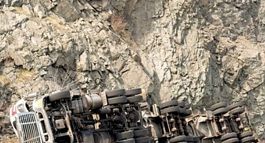 Son Dakika: Minibüsle Tanker Çarpıştı,1 Ölü