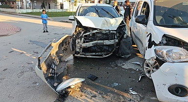 Son Dakika: Otomobil İle Hafif Ticari Araç Çarpıştı, 1 Yaralı