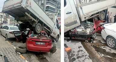 Son Dakika: Park Halindeki Kamyonete Otomobil Çarptı: 3 Yaralı