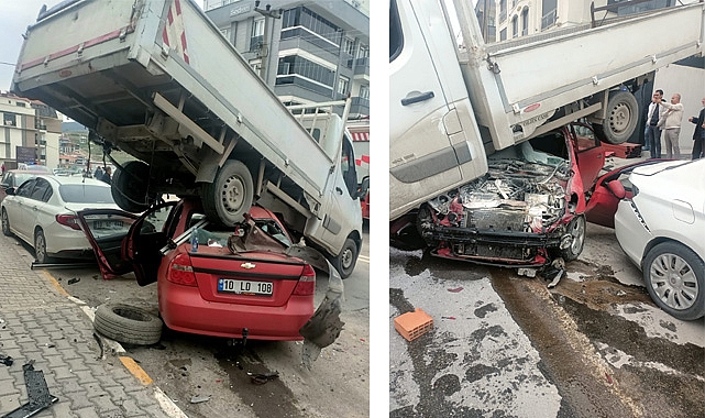 Son Dakika: Park Halindeki Kamyonete Otomobil Çarptı: 3 Yaralı